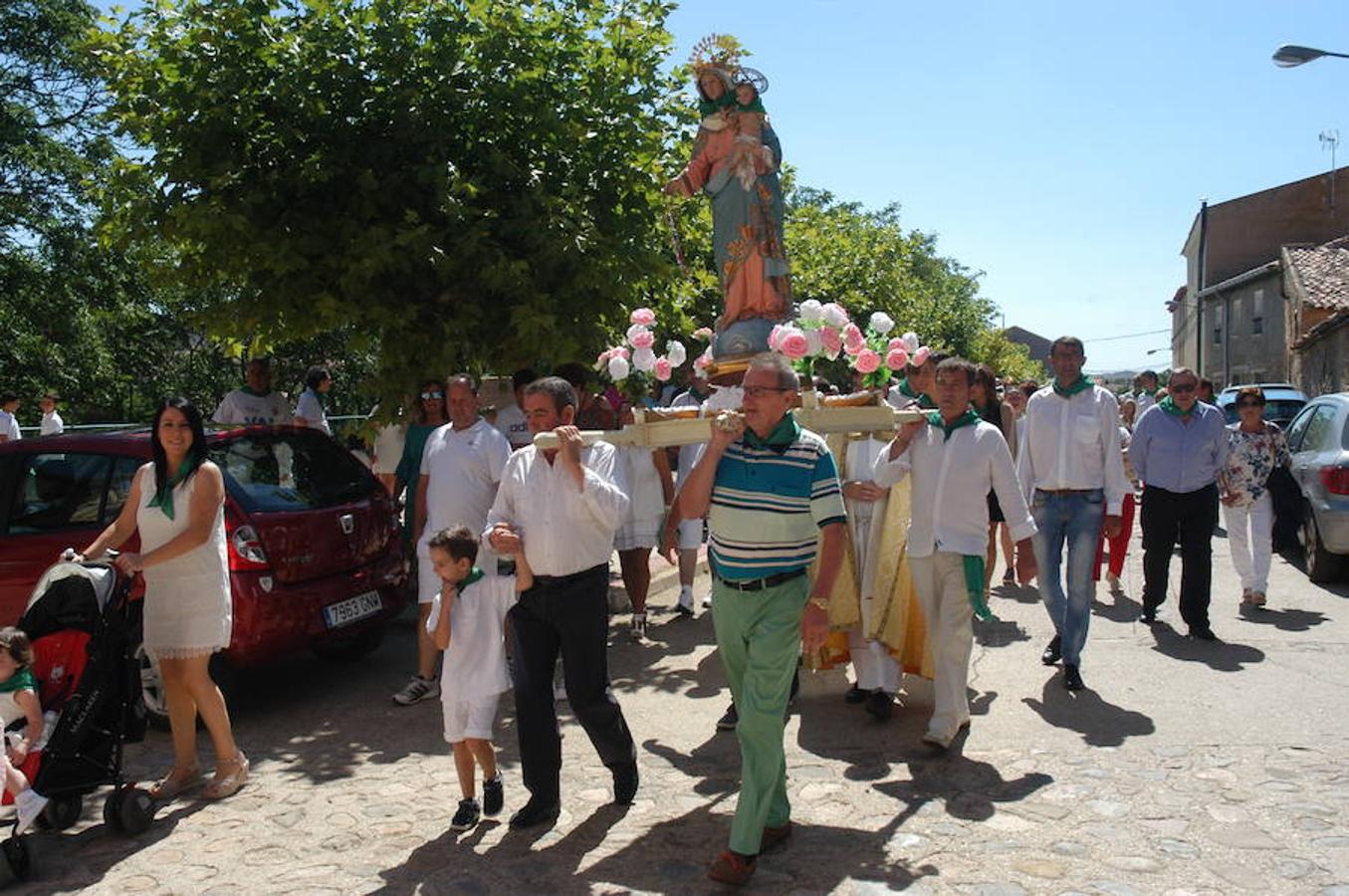 La localidad riojana de Valverde cerró sus fiestas patronales el pasado lunes con dos grandes ceremonias. De una parte la celebración de la tradicional procesión y el divertido torneo del lanzamiento de almendra.