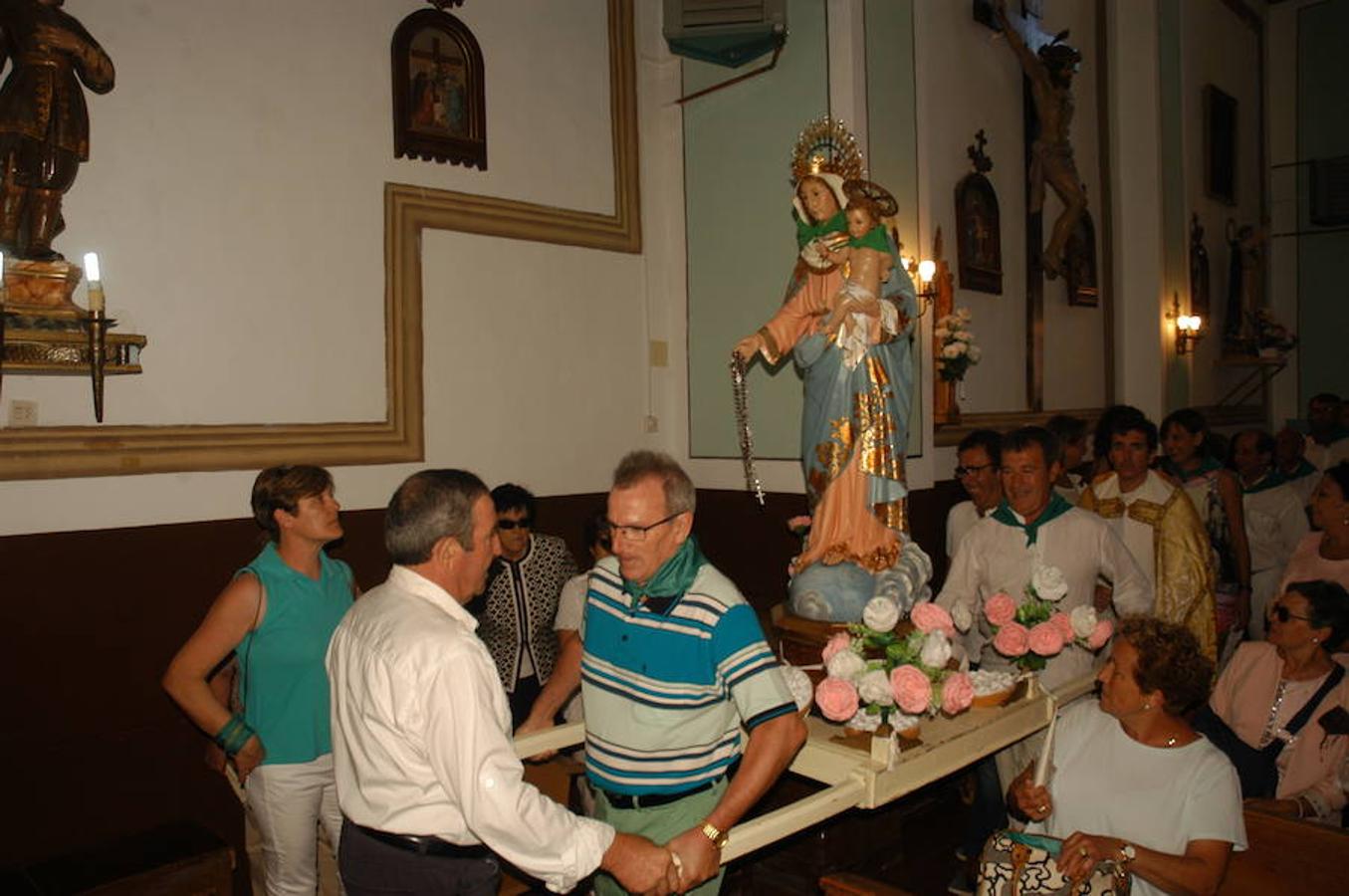 La localidad riojana de Valverde cerró sus fiestas patronales el pasado lunes con dos grandes ceremonias. De una parte la celebración de la tradicional procesión y el divertido torneo del lanzamiento de almendra.