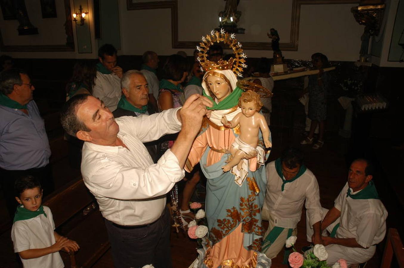 La localidad riojana de Valverde cerró sus fiestas patronales el pasado lunes con dos grandes ceremonias. De una parte la celebración de la tradicional procesión y el divertido torneo del lanzamiento de almendra.