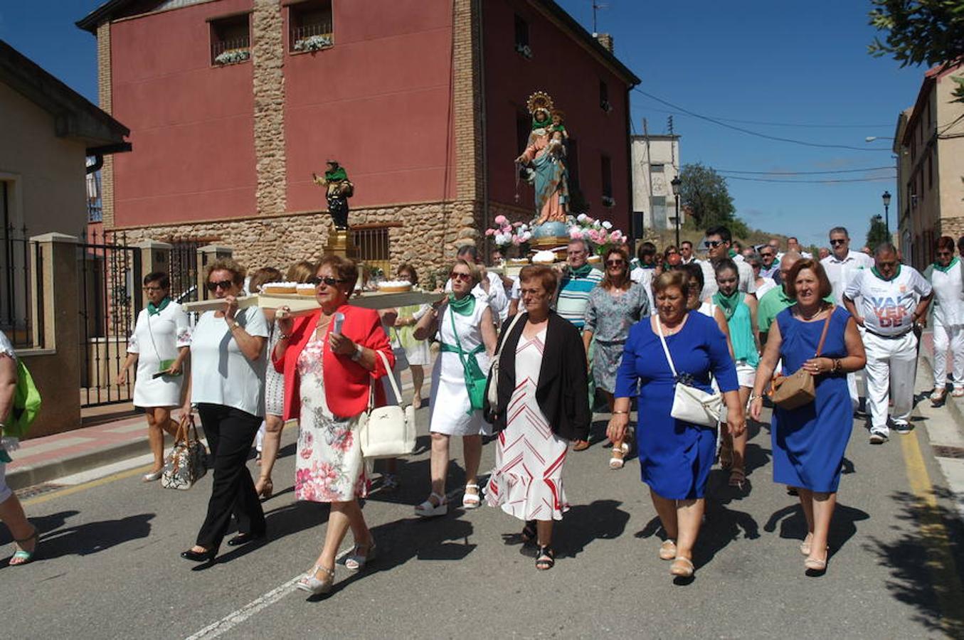 La localidad riojana de Valverde cerró sus fiestas patronales el pasado lunes con dos grandes ceremonias. De una parte la celebración de la tradicional procesión y el divertido torneo del lanzamiento de almendra.