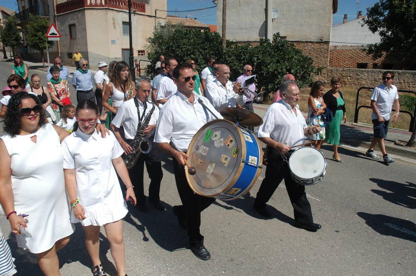 La localidad riojana de Valverde cerró sus fiestas patronales el pasado lunes con dos grandes ceremonias. De una parte la celebración de la tradicional procesión y el divertido torneo del lanzamiento de almendra.