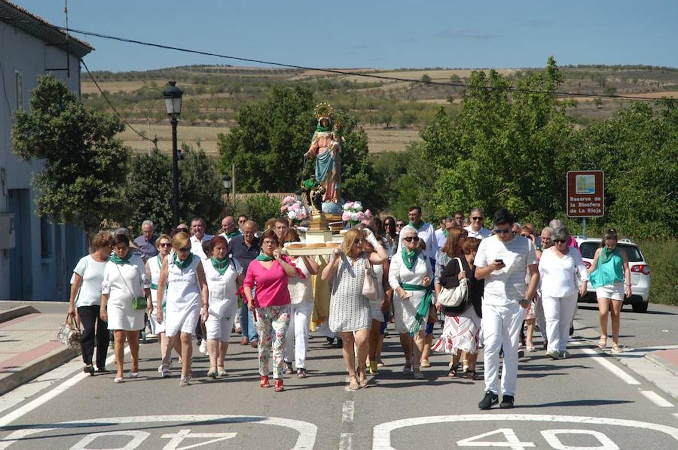 La localidad riojana de Valverde cerró sus fiestas patronales el pasado lunes con dos grandes ceremonias. De una parte la celebración de la tradicional procesión y el divertido torneo del lanzamiento de almendra.