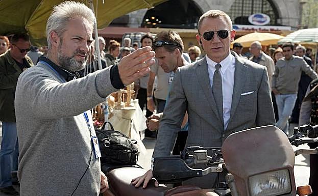 Sam Mendes (i) dirige a Craig en 'Skyfall'. 