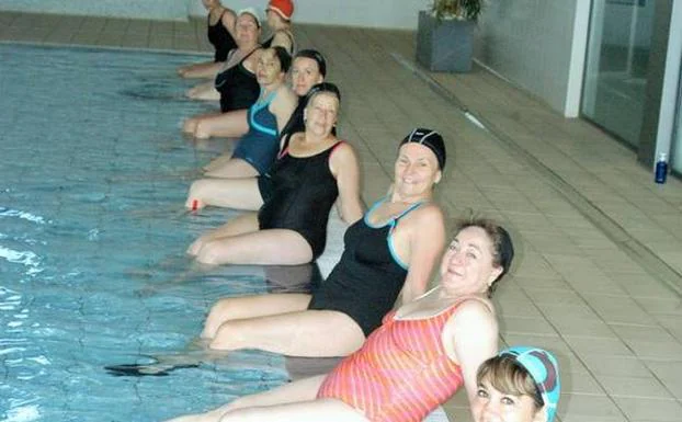 Gimnasia acuática en las piscinas de El Mazo. 