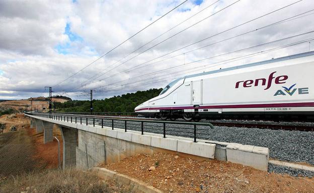 Tren AVE circula por un tramo de la red ferroviaria española. 