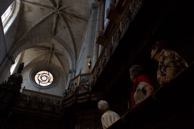 Dos mujeres contemplan la vidriera de Marko Rupnik situada en el trascoro de la catedral de Santo Domingo de la Calzada. :: 