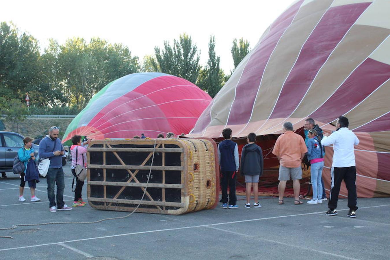 Espectaculares imágenes de la primera jornada de la regata de globos aerostáticos que ha arrancado en Calahorra. El transporte, el inflado y el despegue de estas gigantes pompas de aire caliente congregó a multitud de curiosos y valientes para subir a la cesta y echar a volar