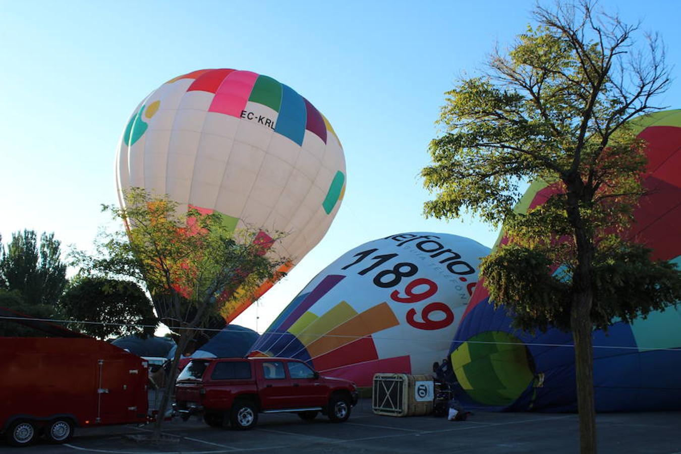 Espectaculares imágenes de la primera jornada de la regata de globos aerostáticos que ha arrancado en Calahorra. El transporte, el inflado y el despegue de estas gigantes pompas de aire caliente congregó a multitud de curiosos y valientes para subir a la cesta y echar a volar