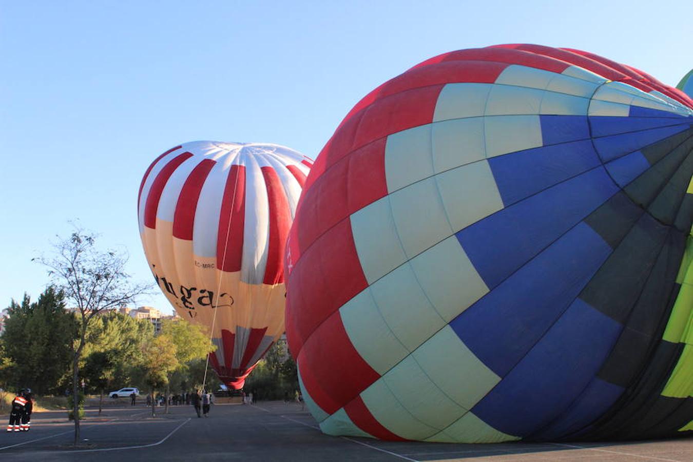 Espectaculares imágenes de la primera jornada de la regata de globos aerostáticos que ha arrancado en Calahorra. El transporte, el inflado y el despegue de estas gigantes pompas de aire caliente congregó a multitud de curiosos y valientes para subir a la cesta y echar a volar