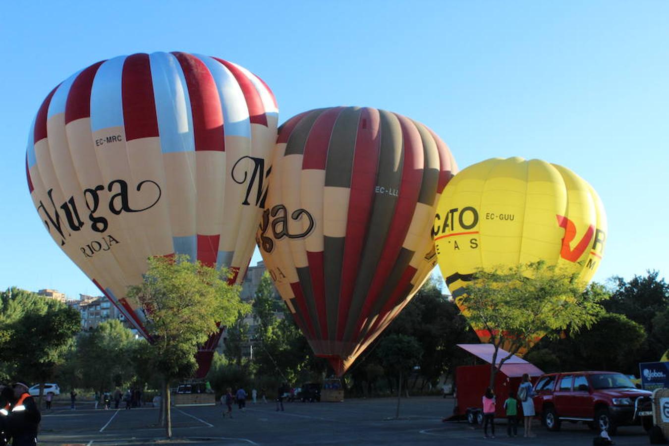 Espectaculares imágenes de la primera jornada de la regata de globos aerostáticos que ha arrancado en Calahorra. El transporte, el inflado y el despegue de estas gigantes pompas de aire caliente congregó a multitud de curiosos y valientes para subir a la cesta y echar a volar