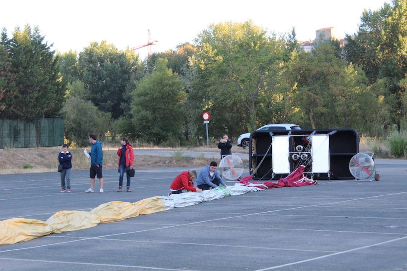 Espectaculares imágenes de la primera jornada de la regata de globos aerostáticos que ha arrancado en Calahorra. El transporte, el inflado y el despegue de estas gigantes pompas de aire caliente congregó a multitud de curiosos y valientes para subir a la cesta y echar a volar