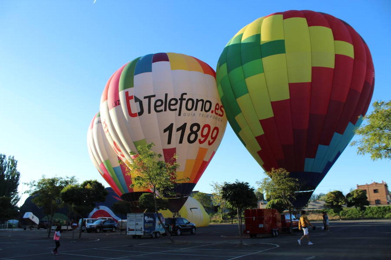 Espectaculares imágenes de la primera jornada de la regata de globos aerostáticos que ha arrancado en Calahorra. El transporte, el inflado y el despegue de estas gigantes pompas de aire caliente congregó a multitud de curiosos y valientes para subir a la cesta y echar a volar