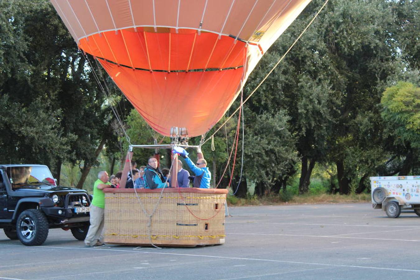 Espectaculares imágenes de la primera jornada de la regata de globos aerostáticos que ha arrancado en Calahorra. El transporte, el inflado y el despegue de estas gigantes pompas de aire caliente congregó a multitud de curiosos y valientes para subir a la cesta y echar a volar