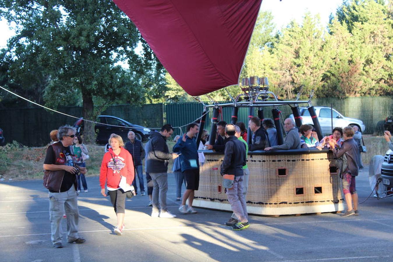 Espectaculares imágenes de la primera jornada de la regata de globos aerostáticos que ha arrancado en Calahorra. El transporte, el inflado y el despegue de estas gigantes pompas de aire caliente congregó a multitud de curiosos y valientes para subir a la cesta y echar a volar