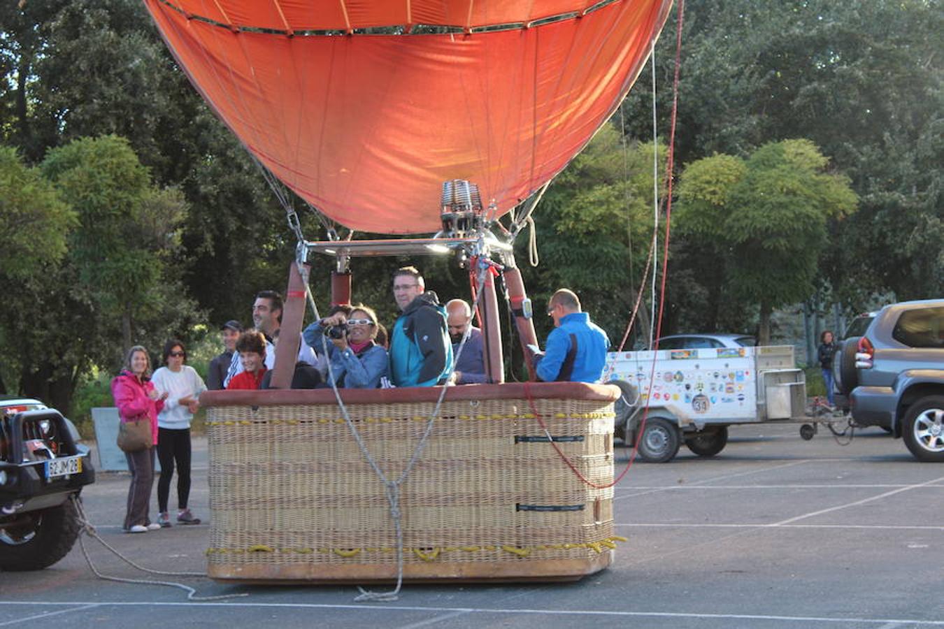 Espectaculares imágenes de la primera jornada de la regata de globos aerostáticos que ha arrancado en Calahorra. El transporte, el inflado y el despegue de estas gigantes pompas de aire caliente congregó a multitud de curiosos y valientes para subir a la cesta y echar a volar