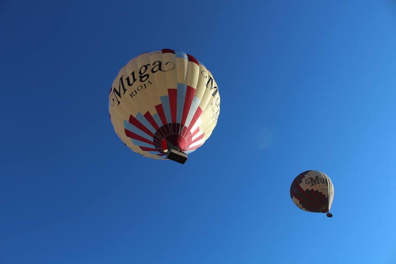 Espectaculares imágenes de la primera jornada de la regata de globos aerostáticos que ha arrancado en Calahorra. El transporte, el inflado y el despegue de estas gigantes pompas de aire caliente congregó a multitud de curiosos y valientes para subir a la cesta y echar a volar