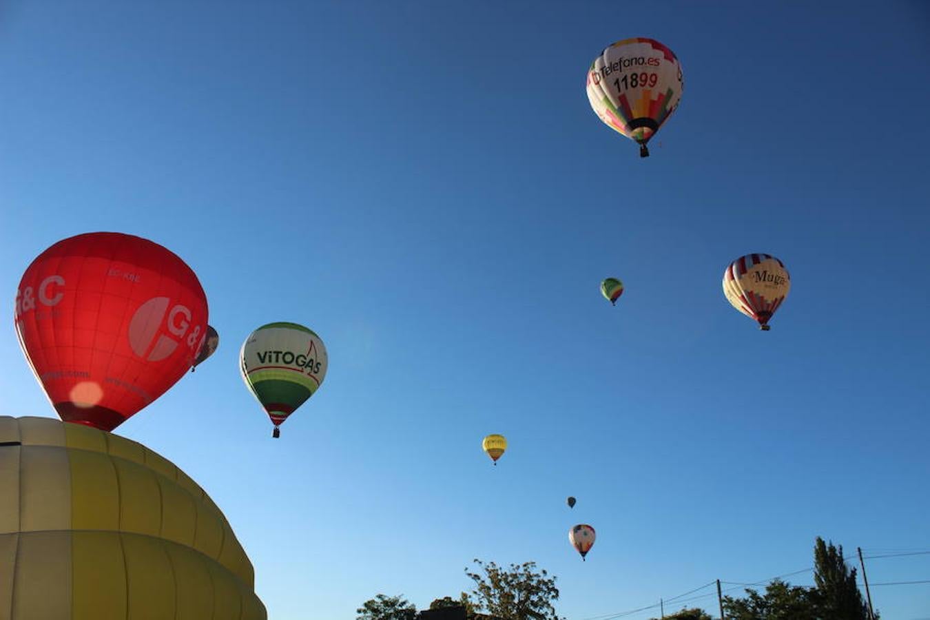 Espectaculares imágenes de la primera jornada de la regata de globos aerostáticos que ha arrancado en Calahorra. El transporte, el inflado y el despegue de estas gigantes pompas de aire caliente congregó a multitud de curiosos y valientes para subir a la cesta y echar a volar