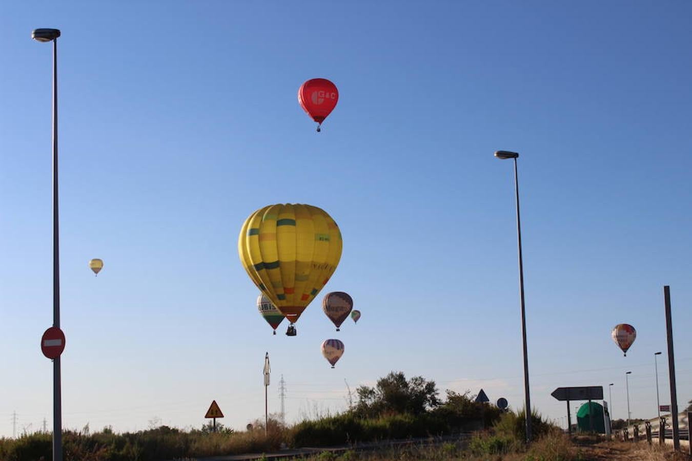 Espectaculares imágenes de la primera jornada de la regata de globos aerostáticos que ha arrancado en Calahorra. El transporte, el inflado y el despegue de estas gigantes pompas de aire caliente congregó a multitud de curiosos y valientes para subir a la cesta y echar a volar