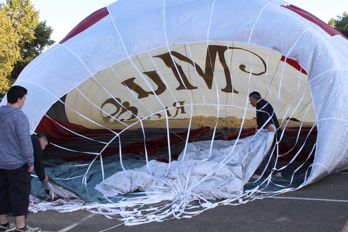 Espectaculares imágenes de la primera jornada de la regata de globos aerostáticos que ha arrancado en Calahorra. El transporte, el inflado y el despegue de estas gigantes pompas de aire caliente congregó a multitud de curiosos y valientes para subir a la cesta y echar a volar