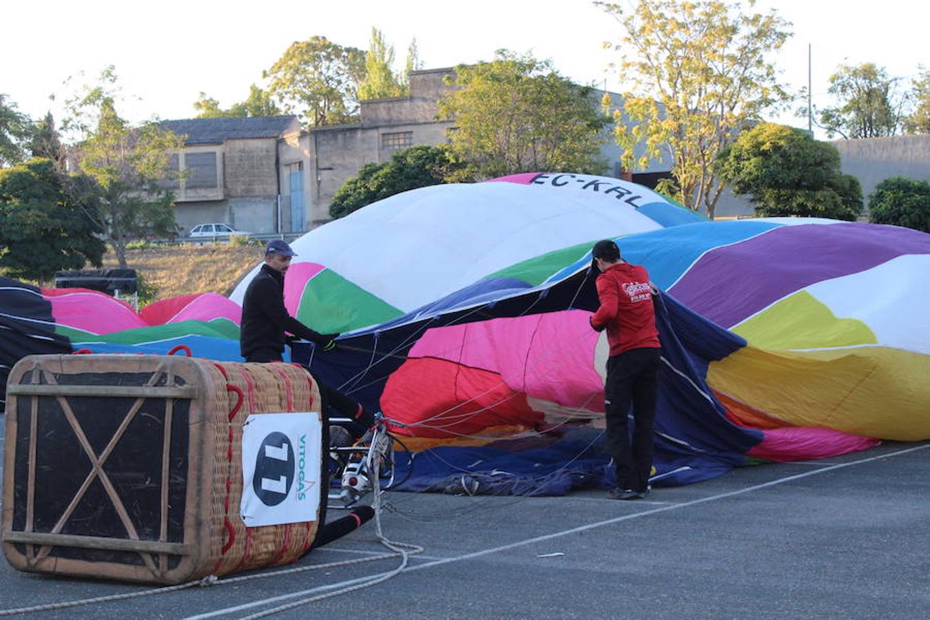 Espectaculares imágenes de la primera jornada de la regata de globos aerostáticos que ha arrancado en Calahorra. El transporte, el inflado y el despegue de estas gigantes pompas de aire caliente congregó a multitud de curiosos y valientes para subir a la cesta y echar a volar