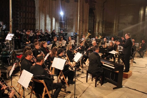 La Agrupación Musical Alfareña arropó anoche a Serafín Zubiri en su homenaje a Nino Bravo. :: 