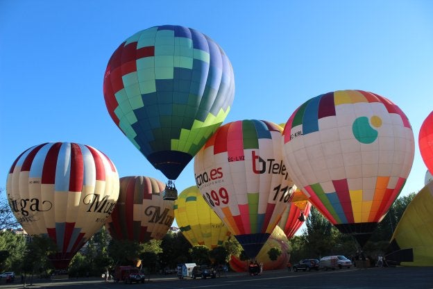 Salida de los globos desde el aparcamiento del Silo de Calahorra el sábado por la mañana. :: 