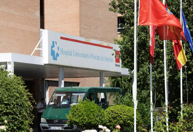 Entrada principal del Hospital Príncipe de Asturias de Alcalá de Henares, en el que trabajaba la auxiliar detenida. :: efe