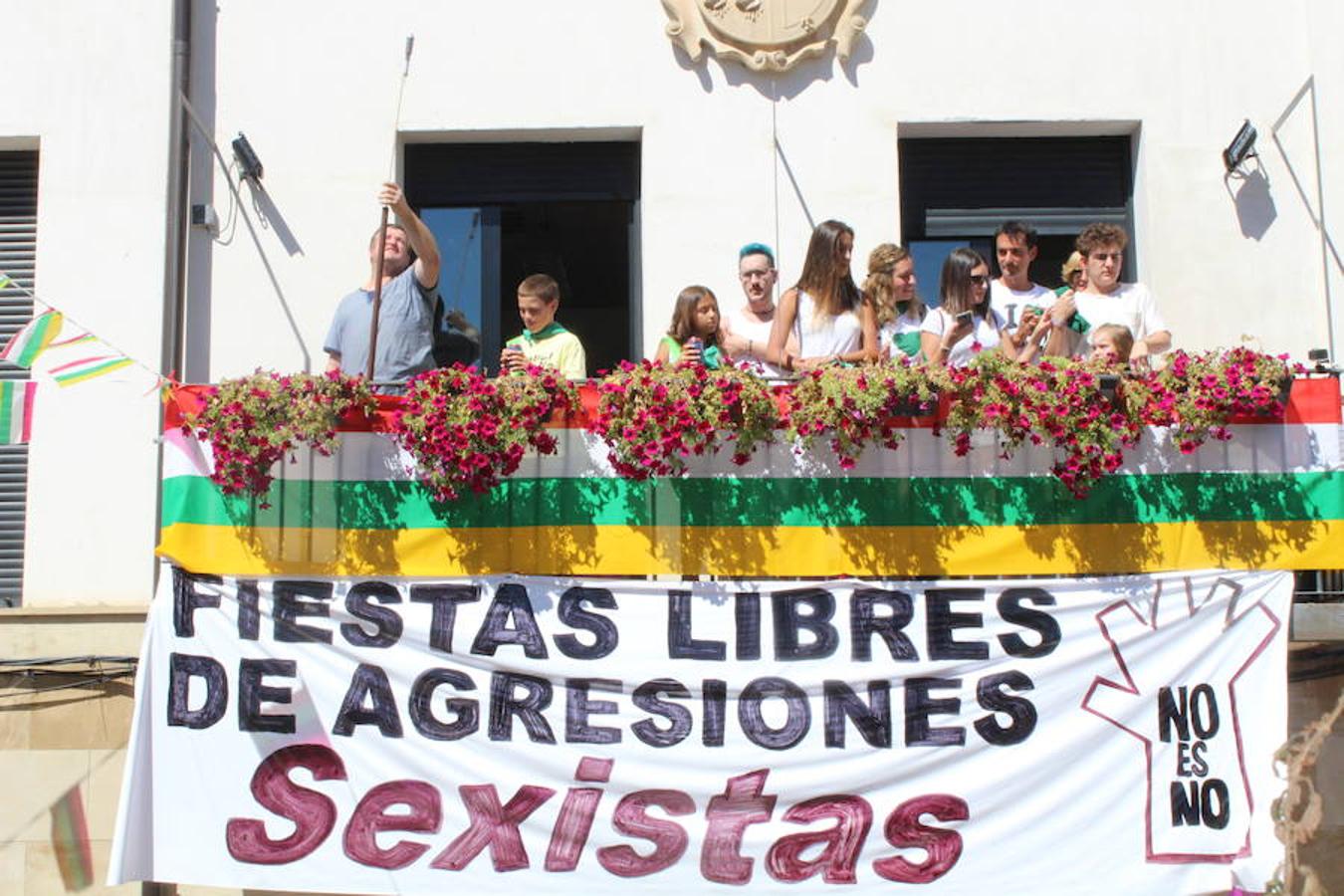 Los miembros de la asociación 'Belén vivienet' fueron los encargados de dar la bienvenida a las fiestas de San Roque en Alcanadre. Con pancarta reivindicativa y con una fiesta de la espuma para los peques dieron comienzo las fiestas