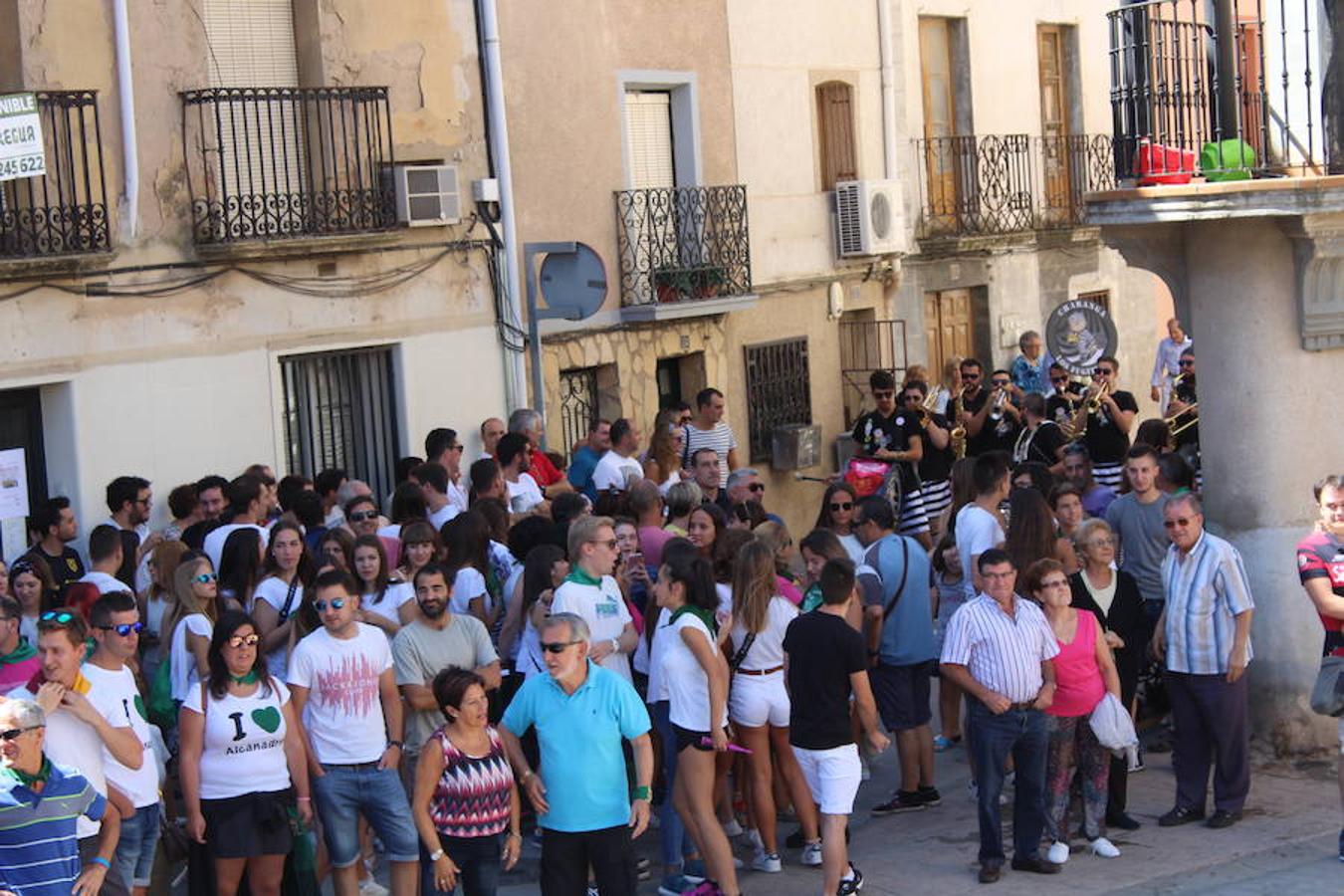 Los miembros de la asociación 'Belén vivienet' fueron los encargados de dar la bienvenida a las fiestas de San Roque en Alcanadre. Con pancarta reivindicativa y con una fiesta de la espuma para los peques dieron comienzo las fiestas