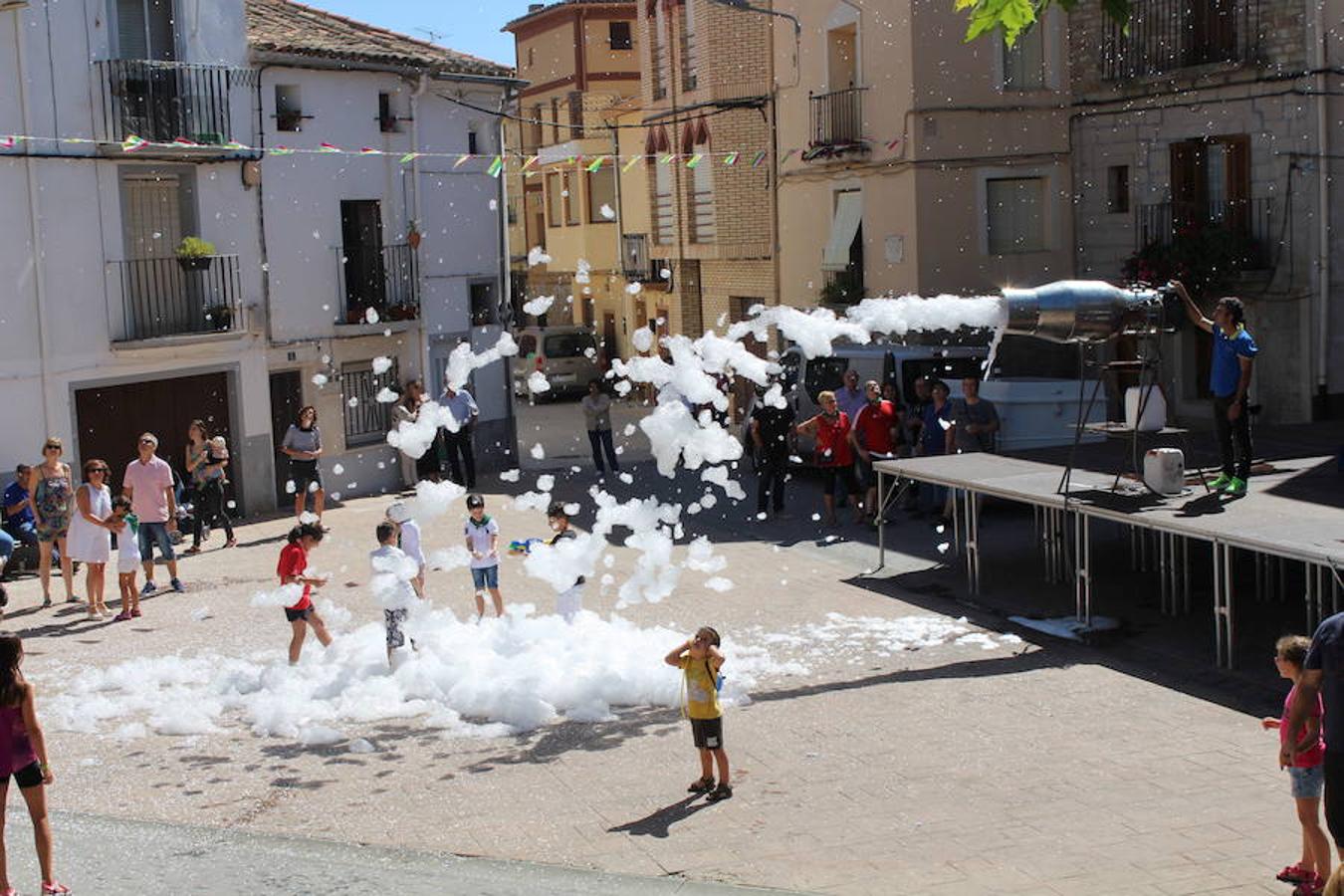 Los miembros de la asociación 'Belén vivienet' fueron los encargados de dar la bienvenida a las fiestas de San Roque en Alcanadre. Con pancarta reivindicativa y con una fiesta de la espuma para los peques dieron comienzo las fiestas