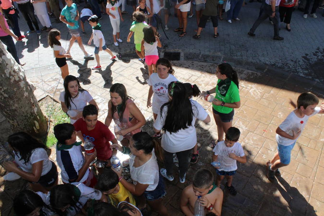 Los miembros de la asociación 'Belén vivienet' fueron los encargados de dar la bienvenida a las fiestas de San Roque en Alcanadre. Con pancarta reivindicativa y con una fiesta de la espuma para los peques dieron comienzo las fiestas