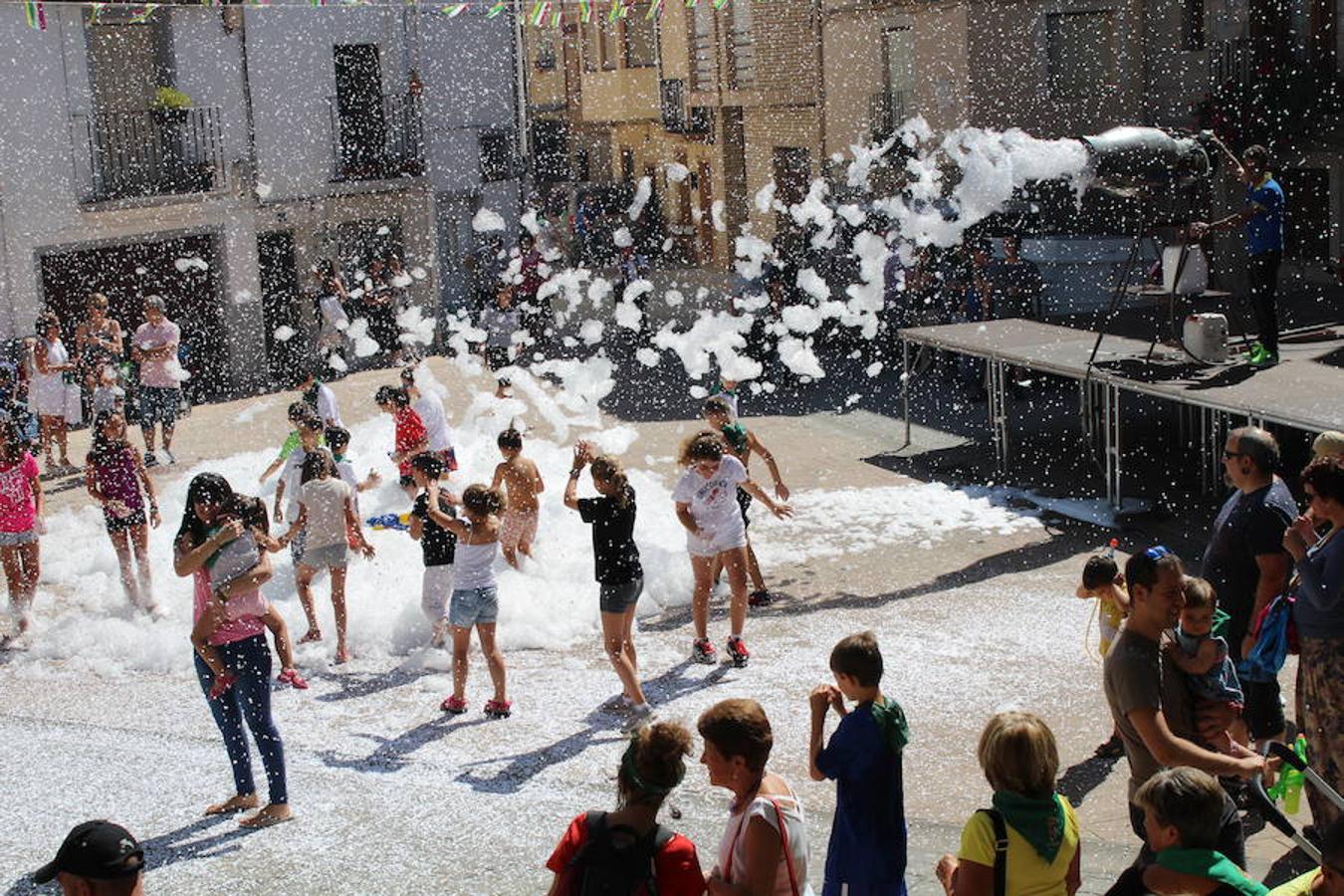 Los miembros de la asociación 'Belén vivienet' fueron los encargados de dar la bienvenida a las fiestas de San Roque en Alcanadre. Con pancarta reivindicativa y con una fiesta de la espuma para los peques dieron comienzo las fiestas