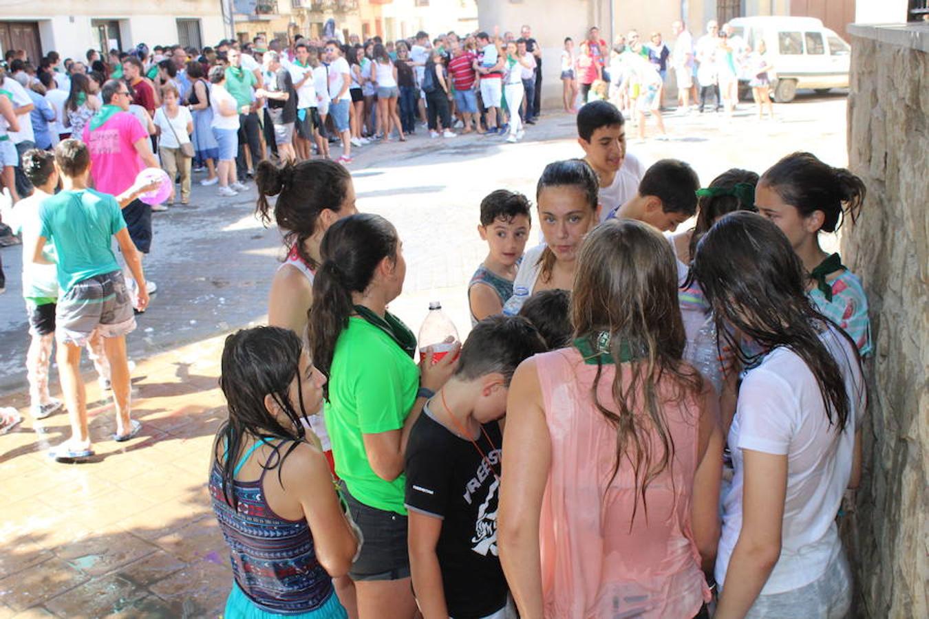 Los miembros de la asociación 'Belén vivienet' fueron los encargados de dar la bienvenida a las fiestas de San Roque en Alcanadre. Con pancarta reivindicativa y con una fiesta de la espuma para los peques dieron comienzo las fiestas