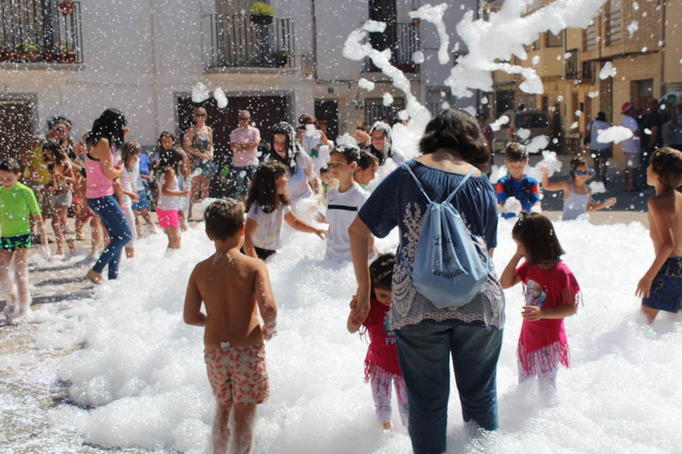 Los miembros de la asociación 'Belén vivienet' fueron los encargados de dar la bienvenida a las fiestas de San Roque en Alcanadre. Con pancarta reivindicativa y con una fiesta de la espuma para los peques dieron comienzo las fiestas