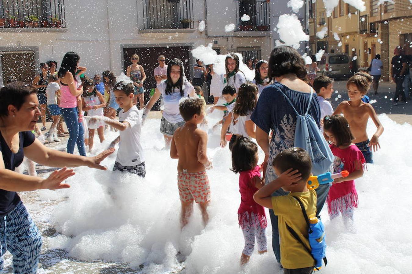 Los miembros de la asociación 'Belén vivienet' fueron los encargados de dar la bienvenida a las fiestas de San Roque en Alcanadre. Con pancarta reivindicativa y con una fiesta de la espuma para los peques dieron comienzo las fiestas