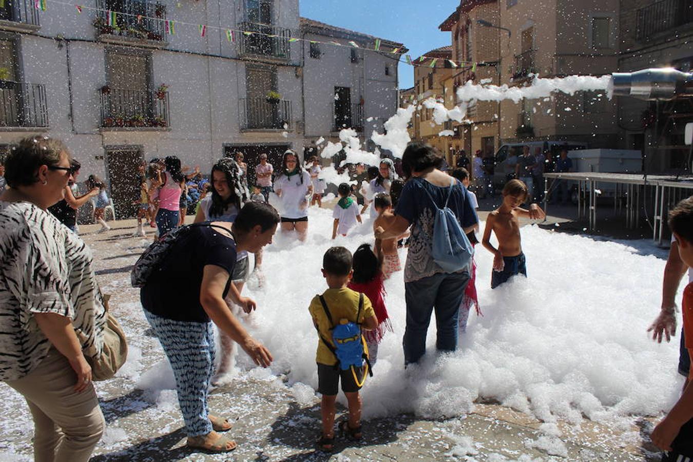 Los miembros de la asociación 'Belén vivienet' fueron los encargados de dar la bienvenida a las fiestas de San Roque en Alcanadre. Con pancarta reivindicativa y con una fiesta de la espuma para los peques dieron comienzo las fiestas