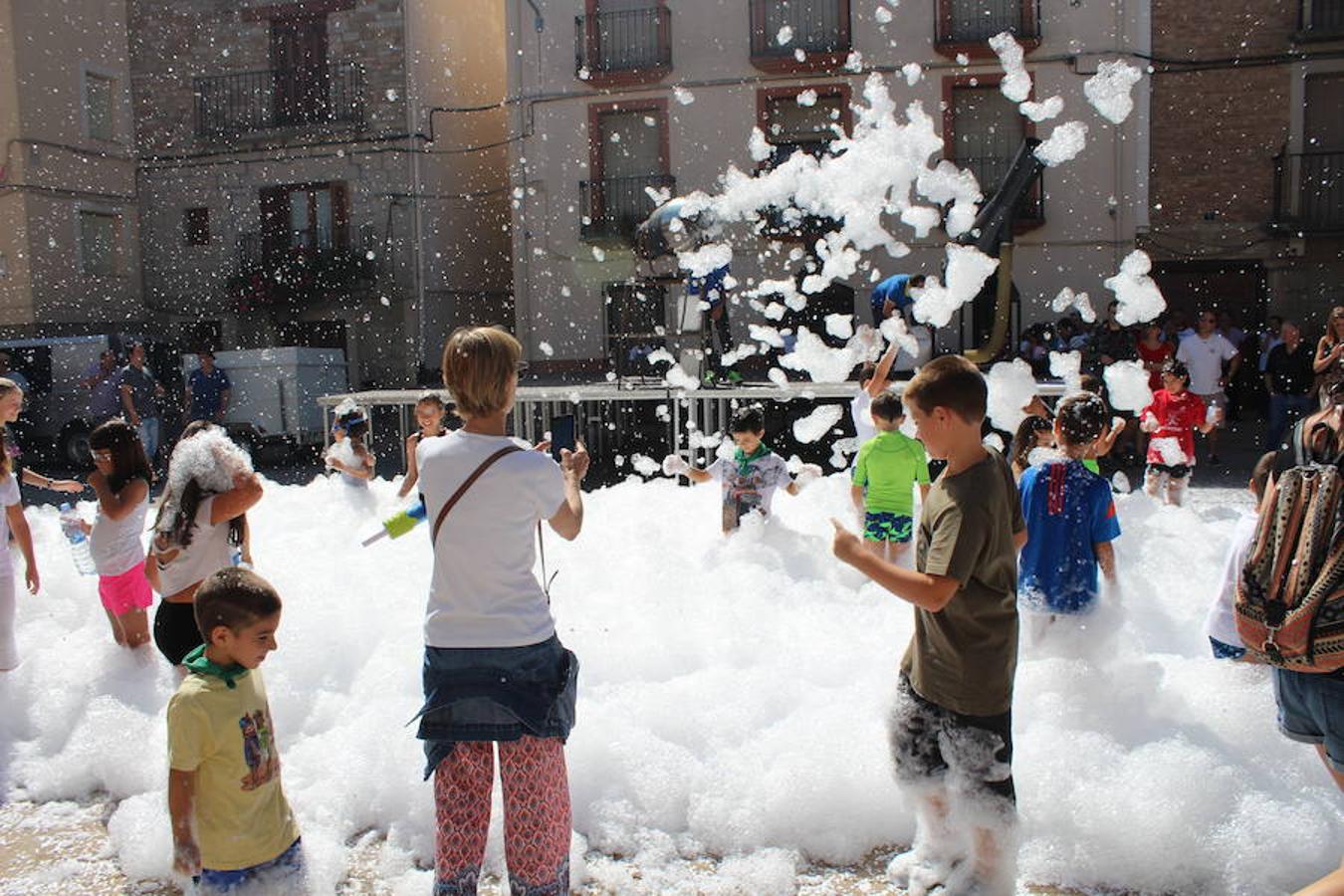 Los miembros de la asociación 'Belén vivienet' fueron los encargados de dar la bienvenida a las fiestas de San Roque en Alcanadre. Con pancarta reivindicativa y con una fiesta de la espuma para los peques dieron comienzo las fiestas