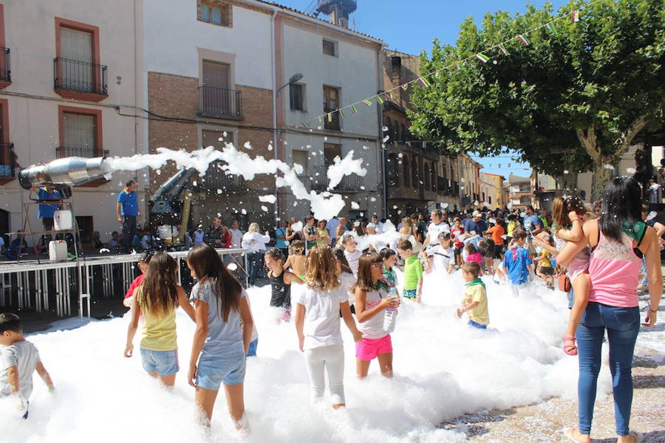 Los miembros de la asociación 'Belén vivienet' fueron los encargados de dar la bienvenida a las fiestas de San Roque en Alcanadre. Con pancarta reivindicativa y con una fiesta de la espuma para los peques dieron comienzo las fiestas