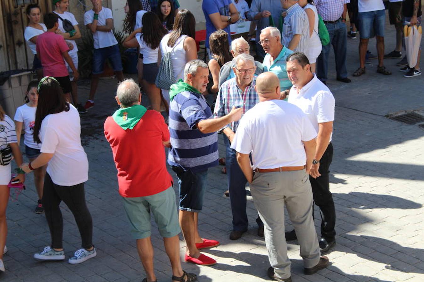 Los miembros de la asociación 'Belén vivienet' fueron los encargados de dar la bienvenida a las fiestas de San Roque en Alcanadre. Con pancarta reivindicativa y con una fiesta de la espuma para los peques dieron comienzo las fiestas