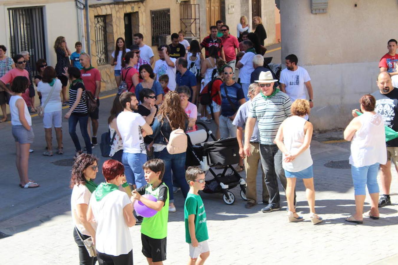 Los miembros de la asociación 'Belén vivienet' fueron los encargados de dar la bienvenida a las fiestas de San Roque en Alcanadre. Con pancarta reivindicativa y con una fiesta de la espuma para los peques dieron comienzo las fiestas