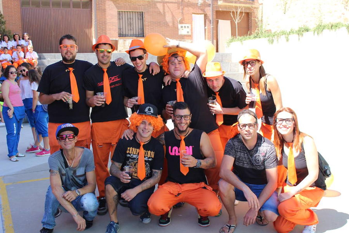 Colorista inicio de fiestas en Tudelilla. Desde mucho antes del disparo del cohete los vecinos se agolpaban por las calles luciendo sus disfraces. San Roque une a todos bajo la premisa de la diversión