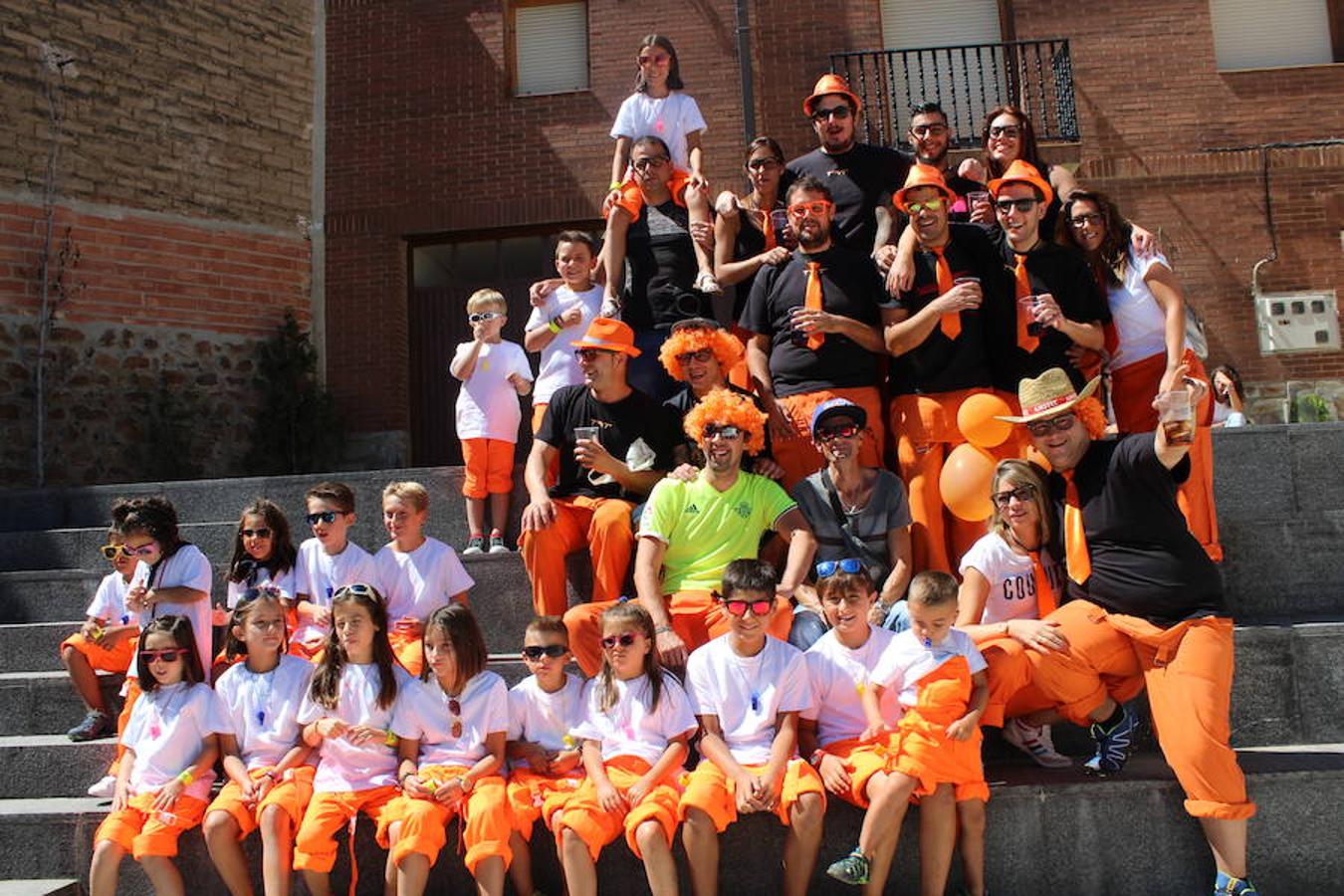 Colorista inicio de fiestas en Tudelilla. Desde mucho antes del disparo del cohete los vecinos se agolpaban por las calles luciendo sus disfraces. San Roque une a todos bajo la premisa de la diversión