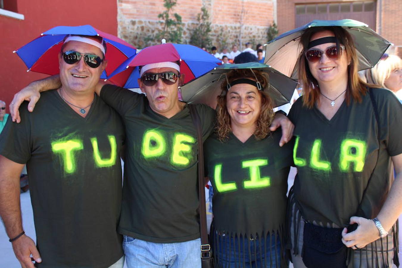 Colorista inicio de fiestas en Tudelilla. Desde mucho antes del disparo del cohete los vecinos se agolpaban por las calles luciendo sus disfraces. San Roque une a todos bajo la premisa de la diversión