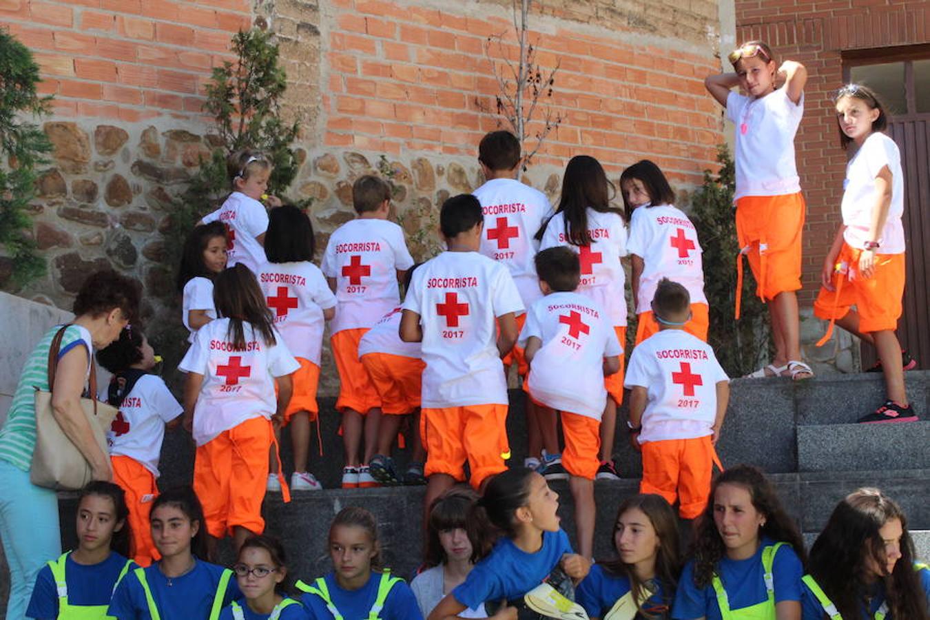 Colorista inicio de fiestas en Tudelilla. Desde mucho antes del disparo del cohete los vecinos se agolpaban por las calles luciendo sus disfraces. San Roque une a todos bajo la premisa de la diversión