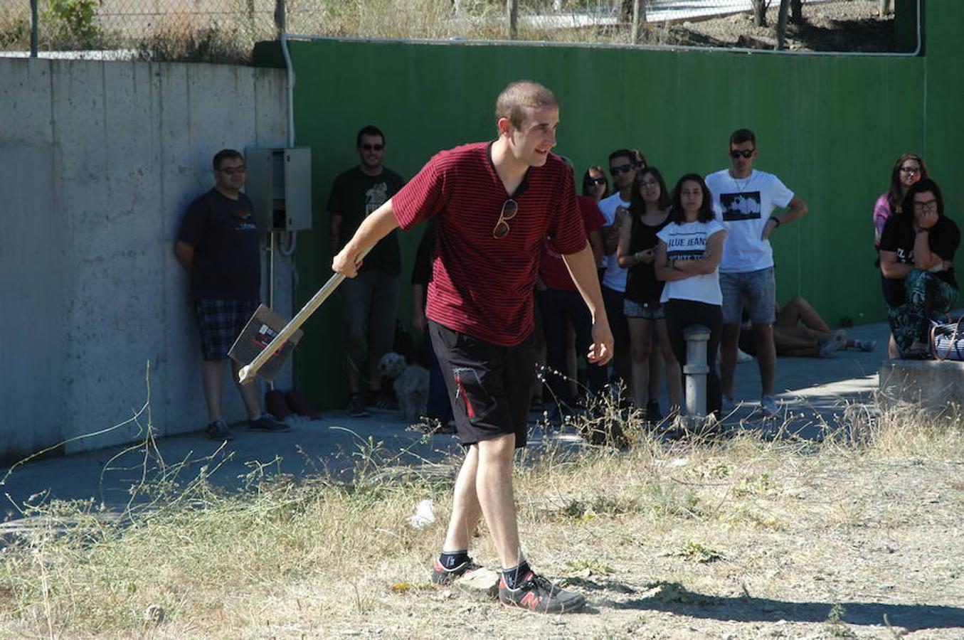 Álvaro Pastor y Villar Navas se impusieron en el tradicional lanzamiento de azada que se celebró en igea. Con el nervio fresco la rabiosa voló bien lejos para dar inicio a la fiesta de verano Igeensis, que se incluye dentro del programa cultural de agosto