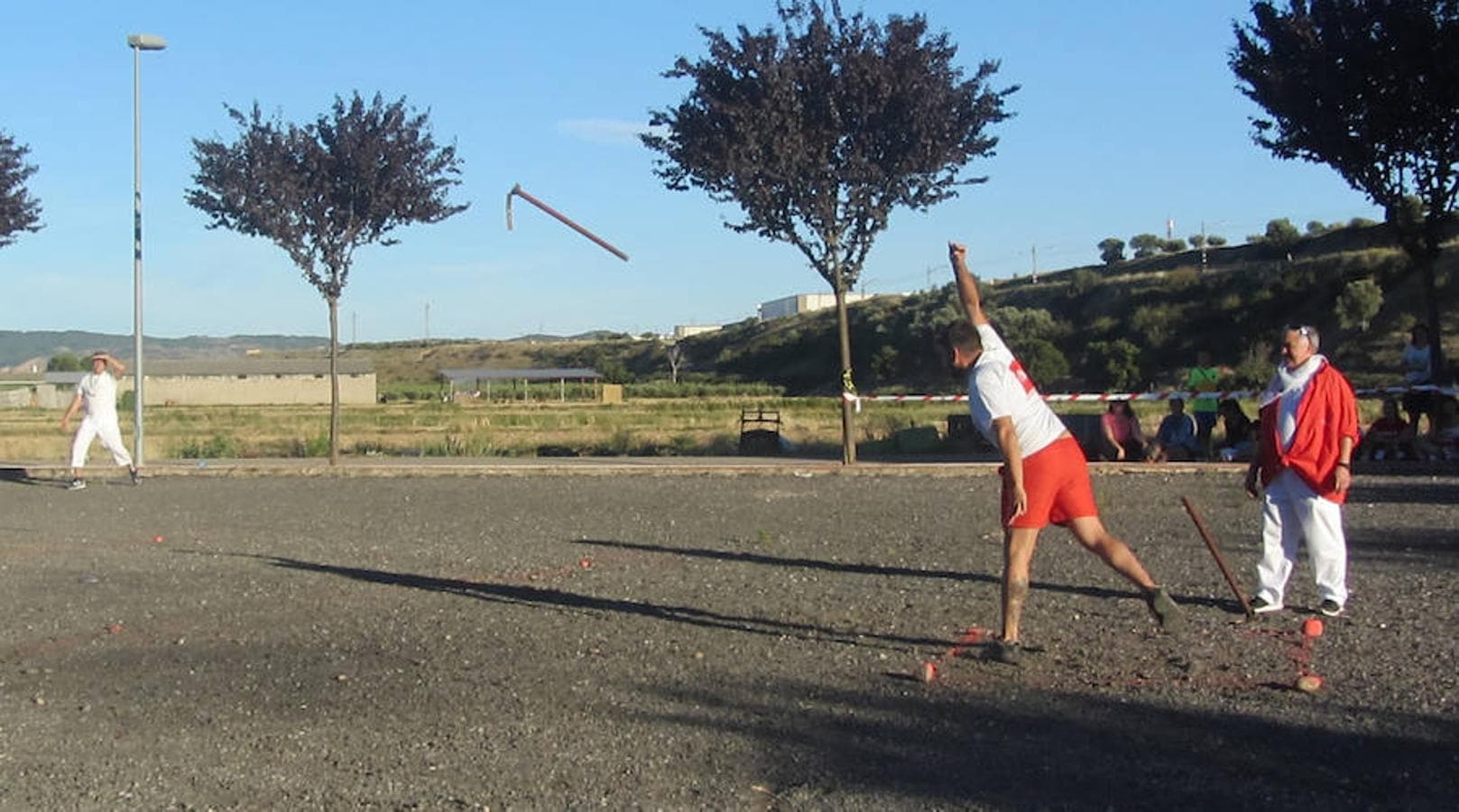 Agoncillo delebró su tradicional lanzmaiento de azada. Hombres, mujeres y niños probaron fortuna en este campeonato que mide tanto la fuerza como la destreza y que siempre, siempre, siembra de risas al personal que se congrega en el campo de tiro