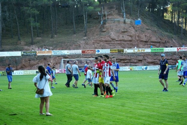 Los blanquirrojos se retiran sonrientes y los blanquiazules, con caras de circunstancias. :: 