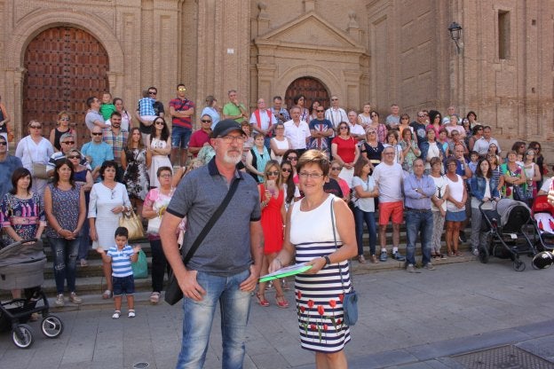 Kiko Arana entregó a la alcaldesa alfareña las más de 10.000 firmas recogidas por el colectivo. :: 