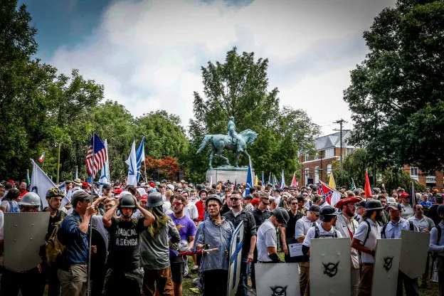 Supremacistas blancos se reunen en la estatua de Robert E. Lee en Charlottesville, Virginia. :: joshua roberts / reuters