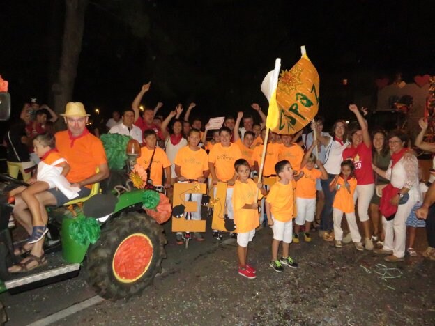  La cuadrilla de chavales de El Chispazo consiguió el primer premio en comparsas, mostrándose como el futuro para el desfile de carrozas alfareño.